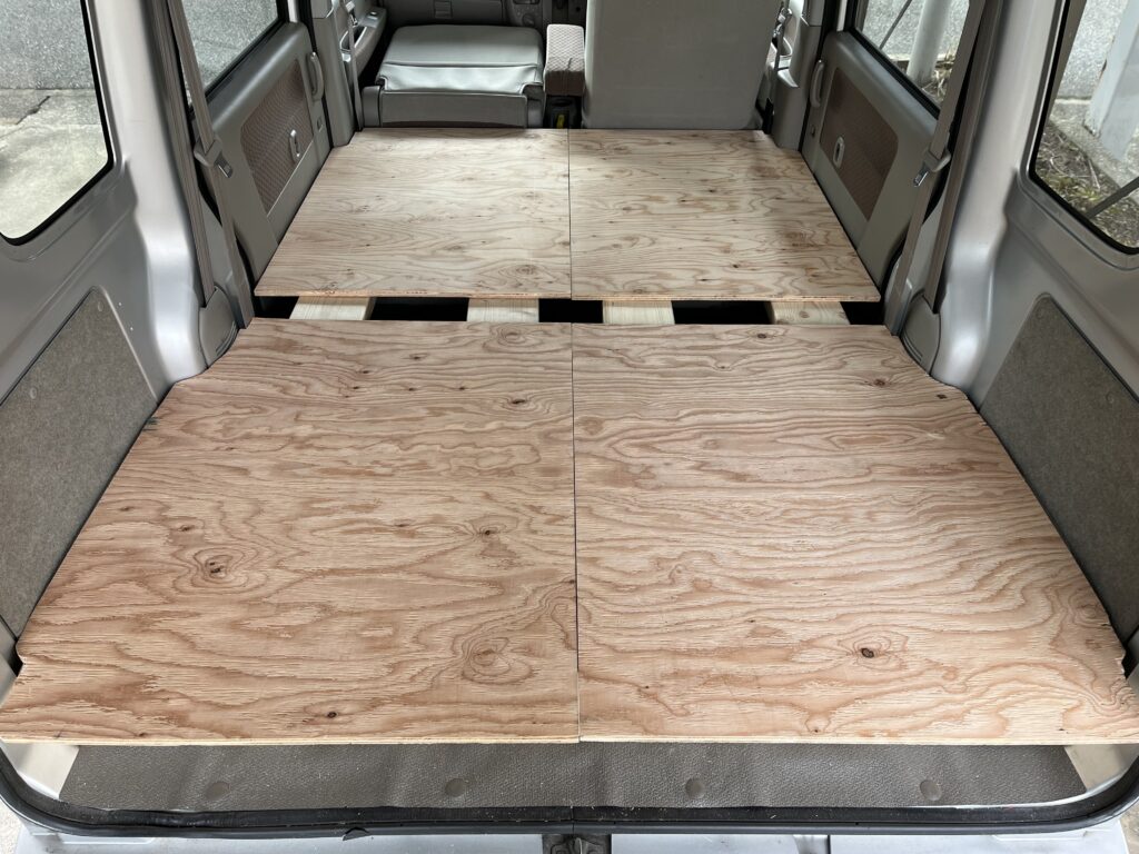 床板が足りない部分の長さを確認している様子