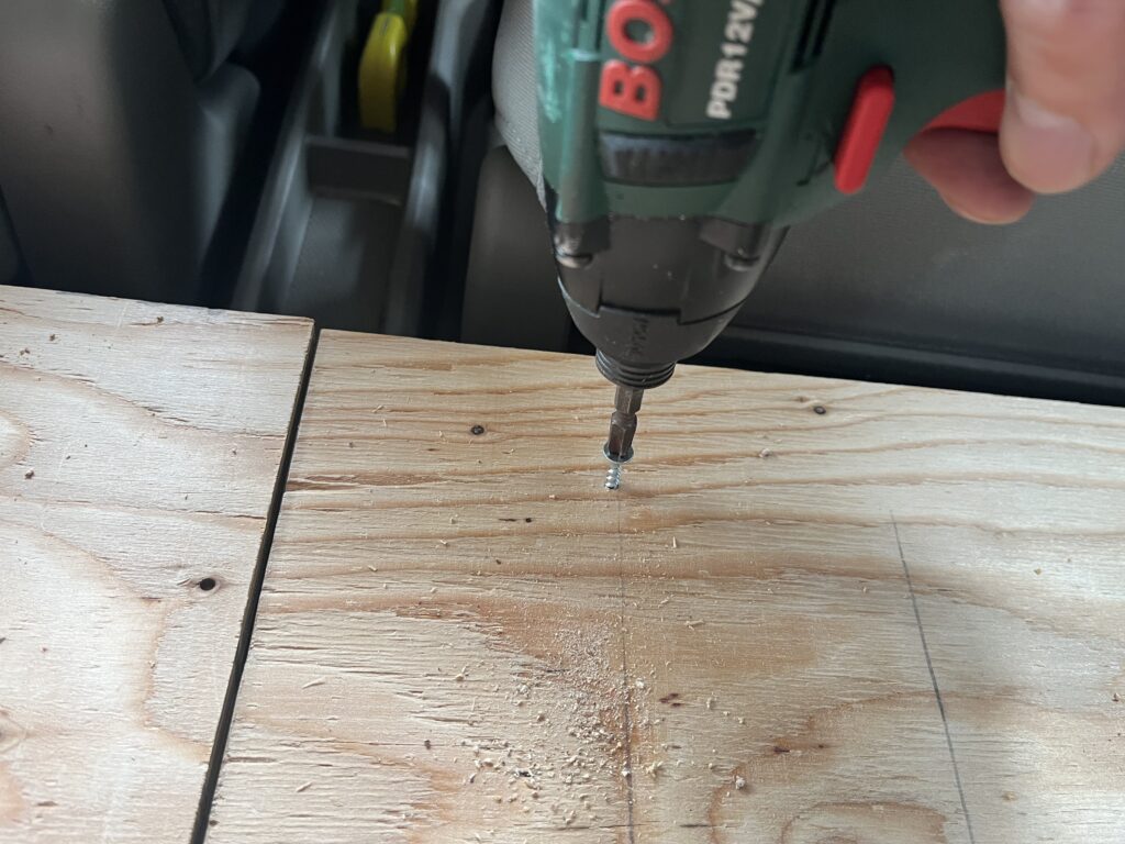 床板を土台にコーススレッドで固定している様子