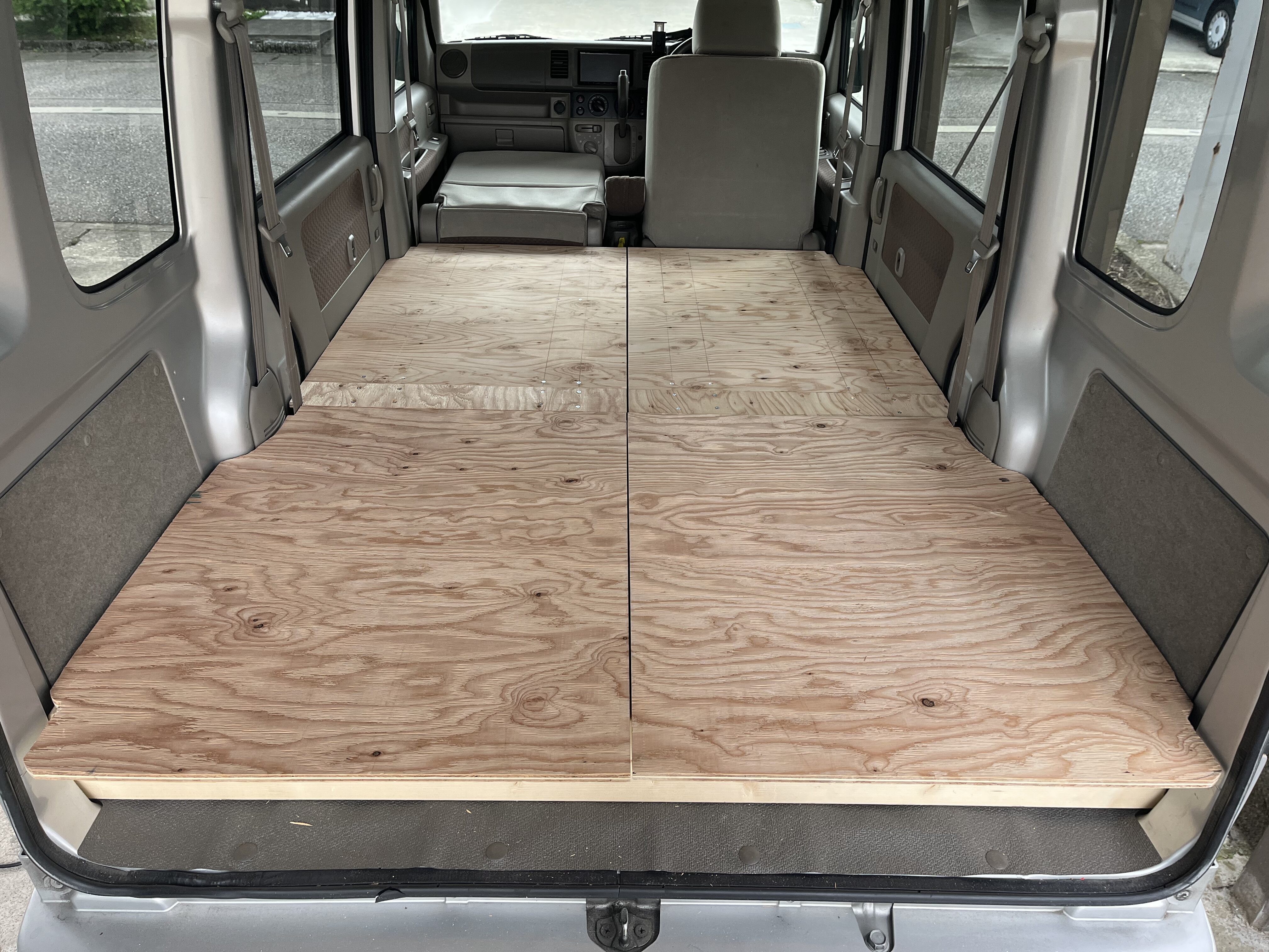 完成したリアシートより後ろすべてがフラットな床