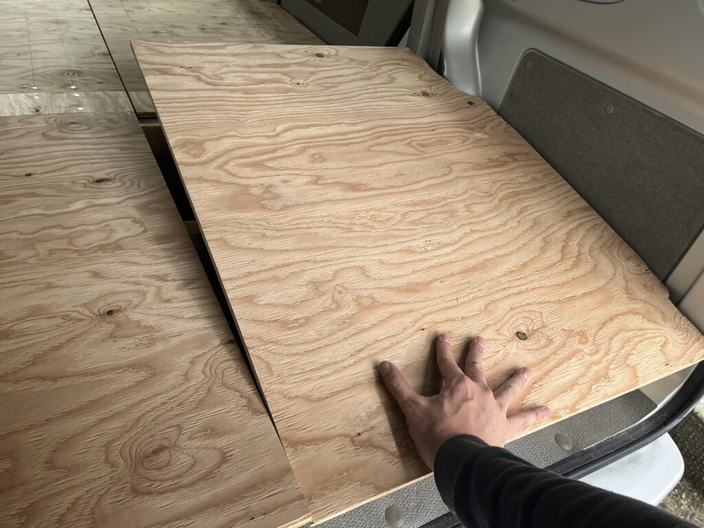 後部床板の後ろに飛び出ている部分に手をつくと床板がシーソー状態で跳ね上がる様子