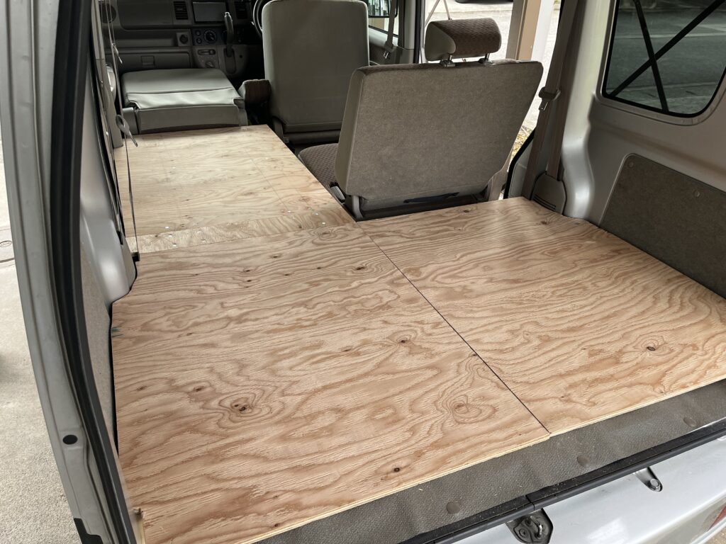 リアシート1つを起こしたL字型床板の様子