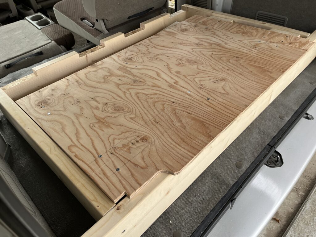 2枚目の床板が後部床下収納へ収まらない様子