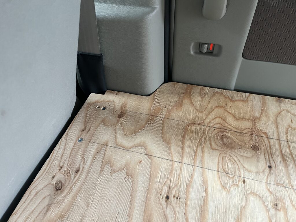 型紙を加工しなおしてから切り出した運転席側の床板を設置した様子