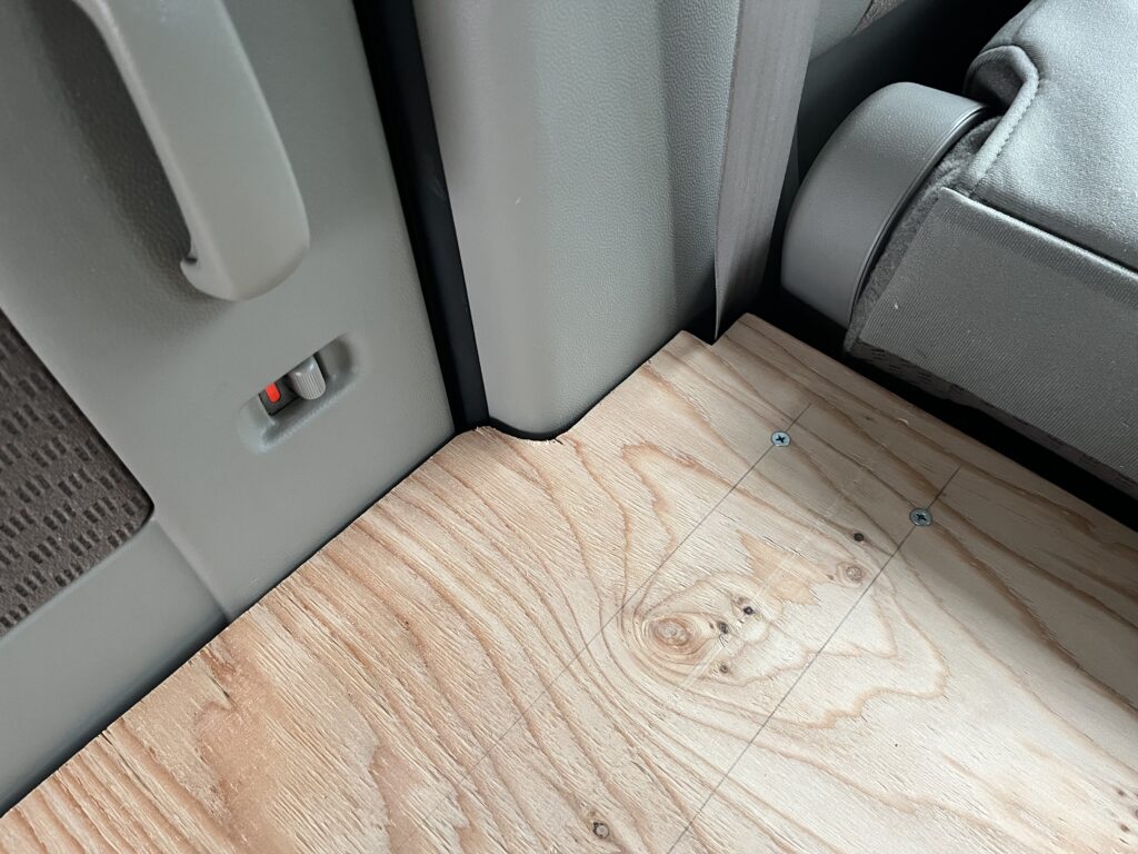 切り出した床板を設置した様子