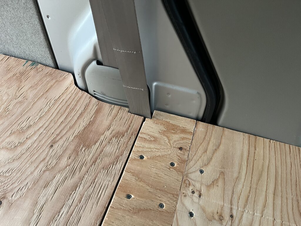 リアシートのシートベルト部分の切り欠きがぴったりできている様子