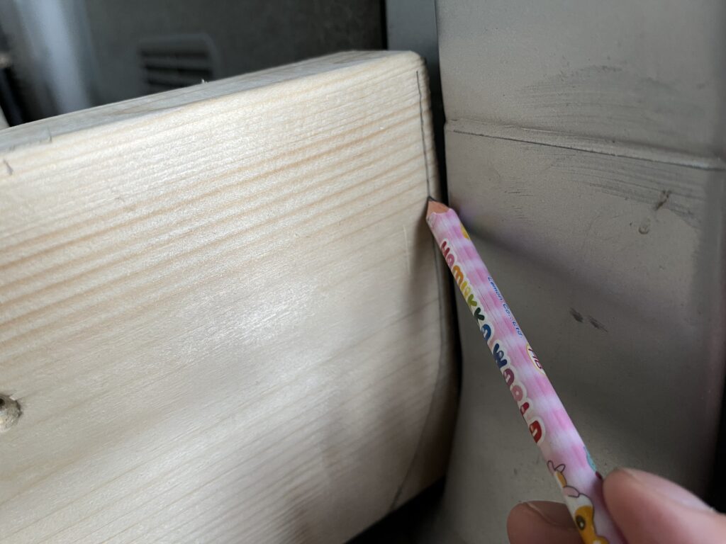 車体の曲線をマーキングしている様子