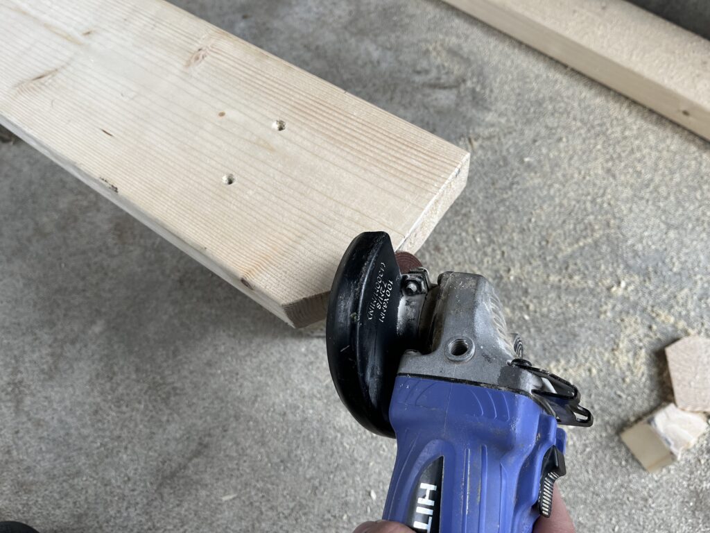 グラインダーで削り、車体の曲線に合うように微調整している様子