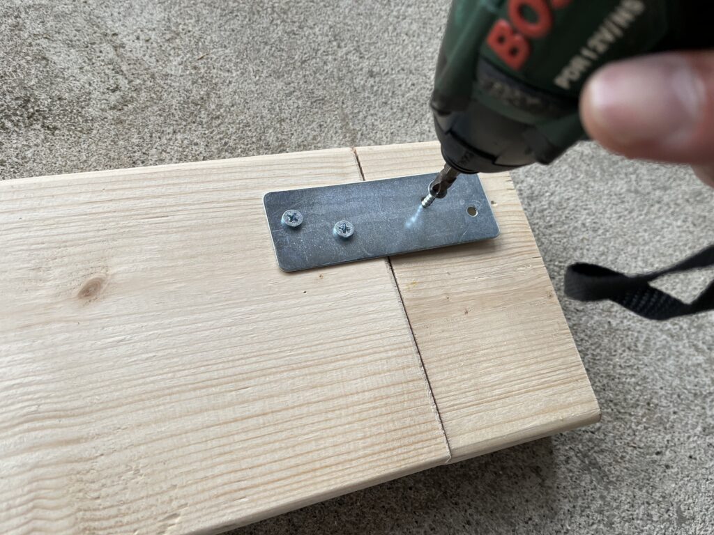 接続金具で75㎜の延長材を接続している様子