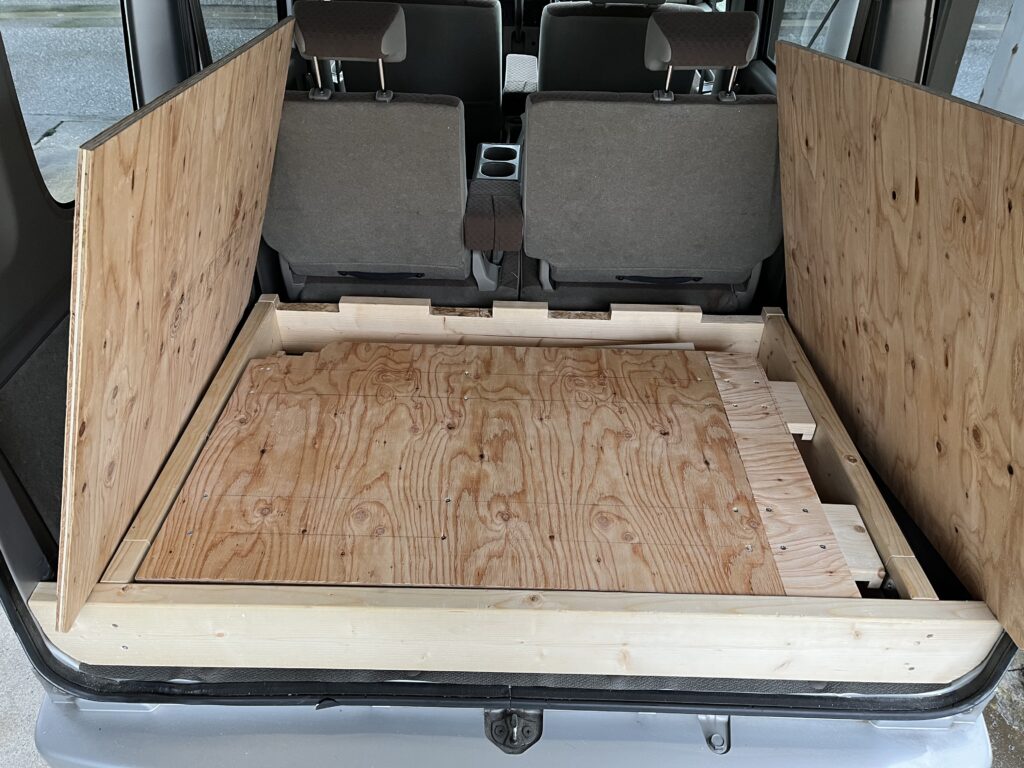 後部床板を開いて前部床板を収納した様子