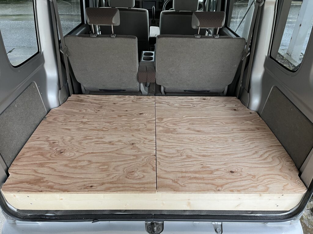 前部床板を収納してリアシート2つ起こす実用スタイルの様子