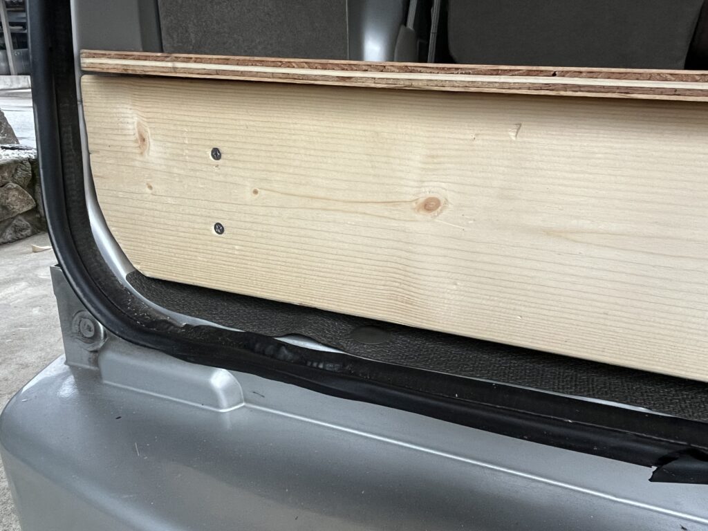 微調整を繰り返して、ようやく車体の曲線に合った様子