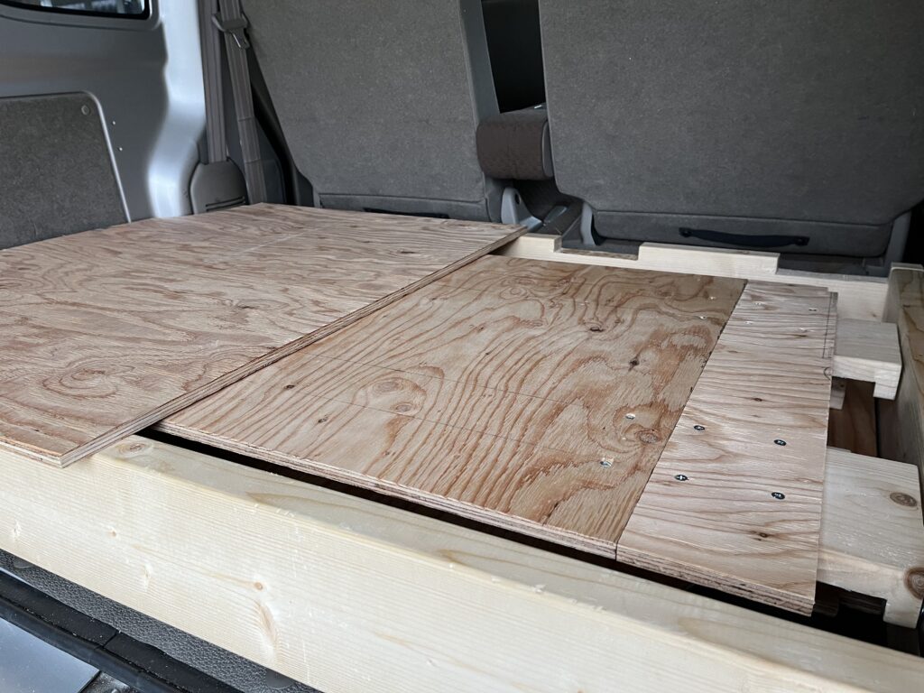 収納した床板とフタの床板がピッタリ隙間ゼロの様子