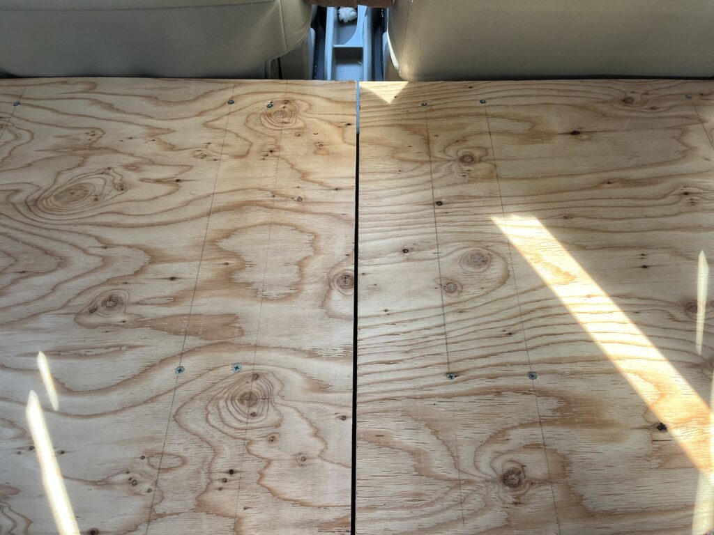 クッションフロア分のおおよそ3.6㎜の隙間を開けて固定した床板