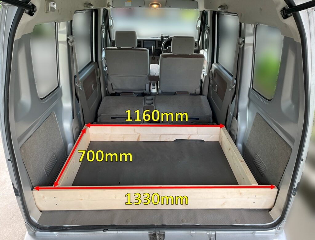 枠組み寸法図。バックドア側1330mm、リアシート側1160mm、奥行き700mm
