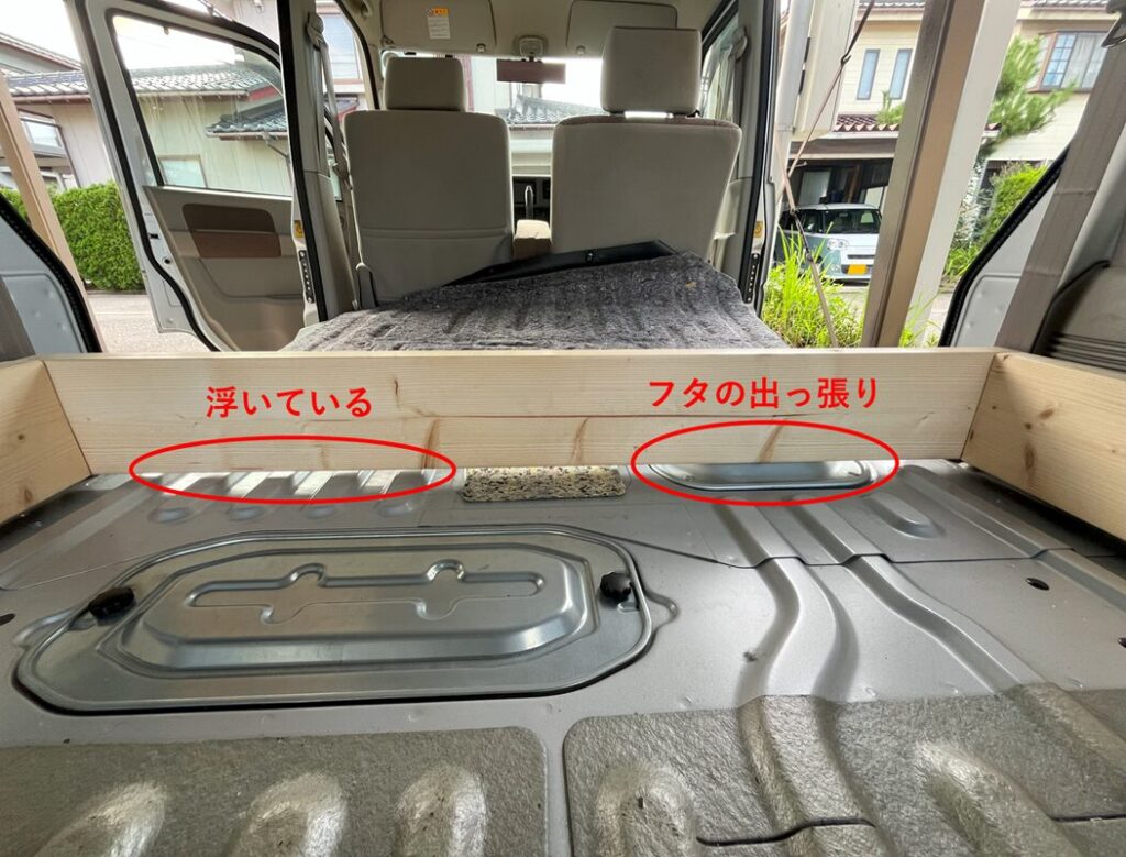 完成した枠組みがフタの出っ張りでガタついている様子