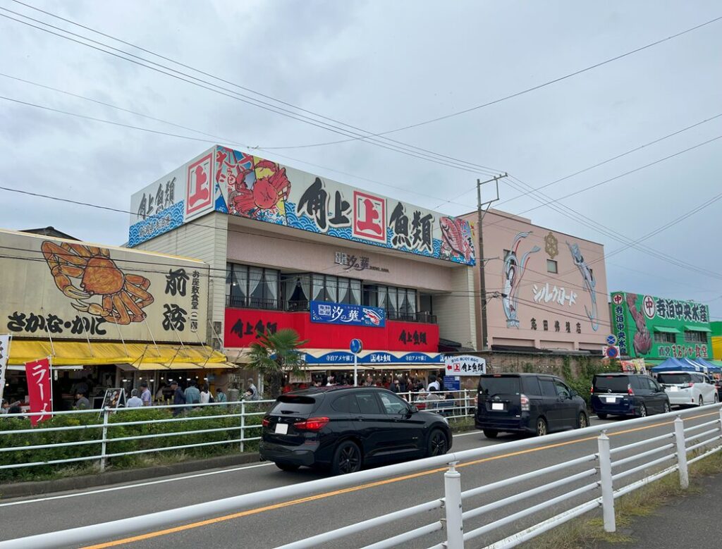 にぎわう新潟寺泊魚の市場通り