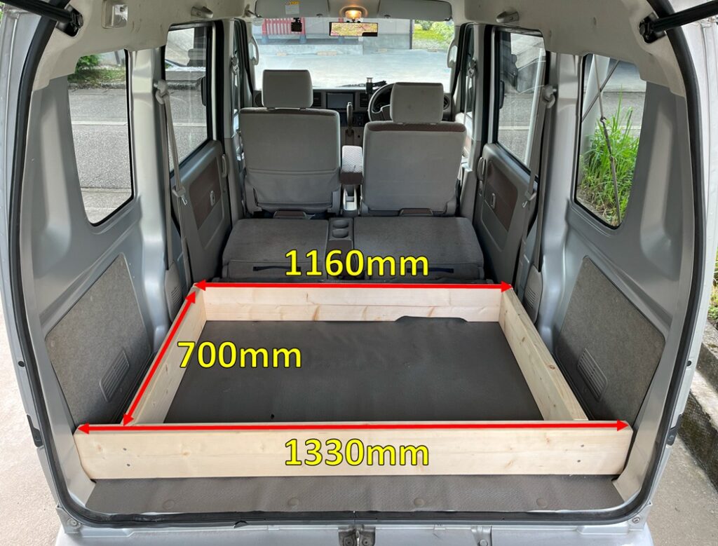 枠組み寸法図。バックドア側1330mm、リアシート側1160mm、奥行き700mm