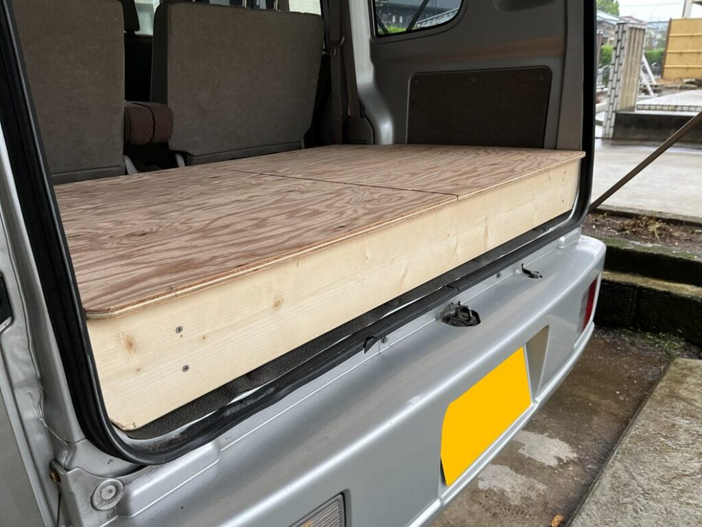 後部へ飛び出していた床板が改善されたため、手をついたときに板が跳ね上がる問題が解決した様子