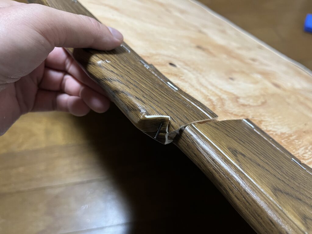 曲線部分を貼るため、切ったり曲げたりしながら、タッカーで留めている様子