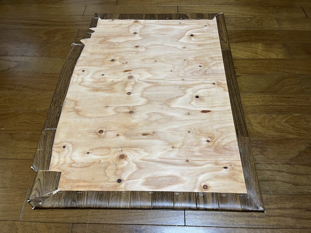 曲線部分が無理やり合わせたような感じの床板裏側の様子