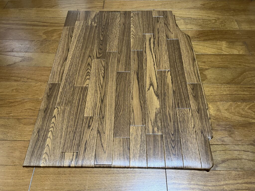 表に返してみるとそこそこキレイに見える床板