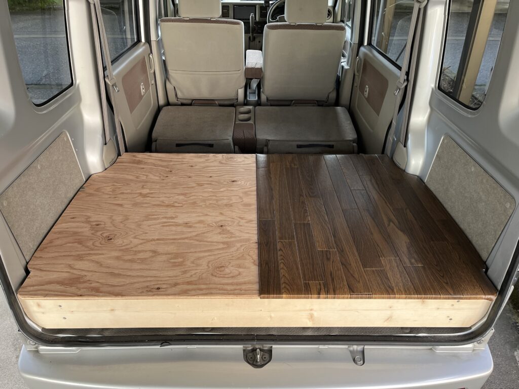 クッションフロアを貼り終えた床板を設置してみた様子