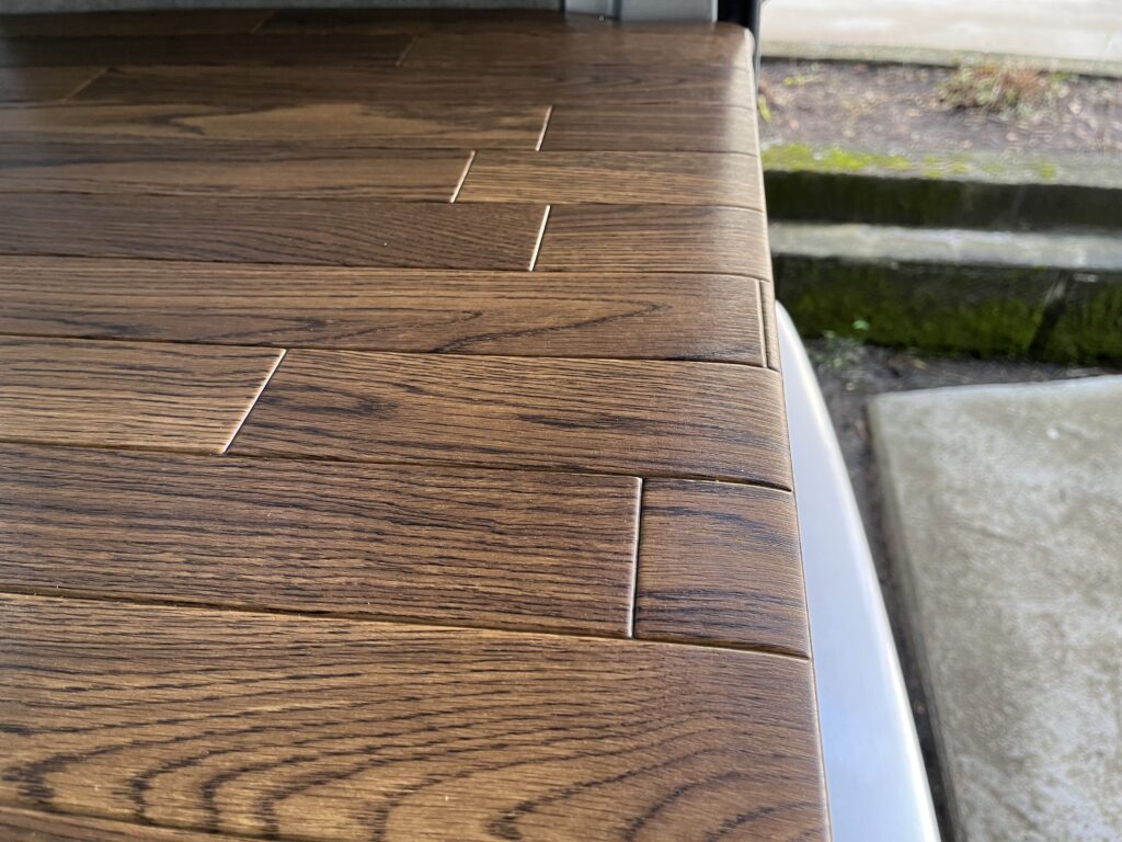 タッカーで貼ったクッションフロアが床板から少し浮いているような様子