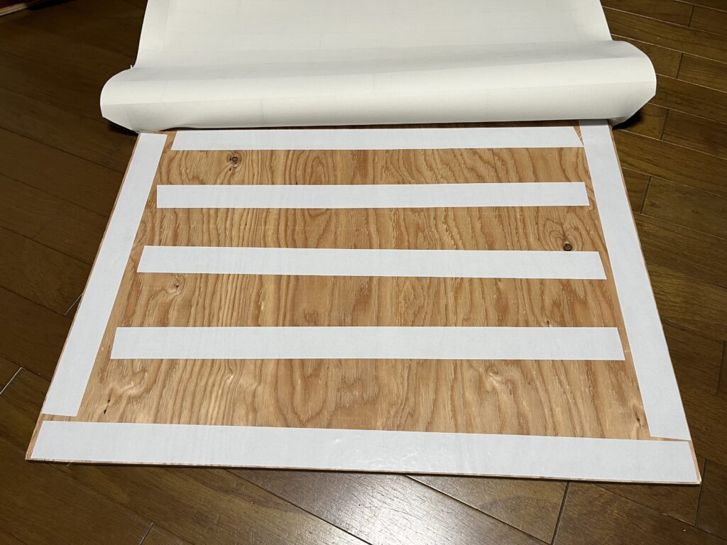 タッカーの針を抜いて両面テープを板に貼った様子