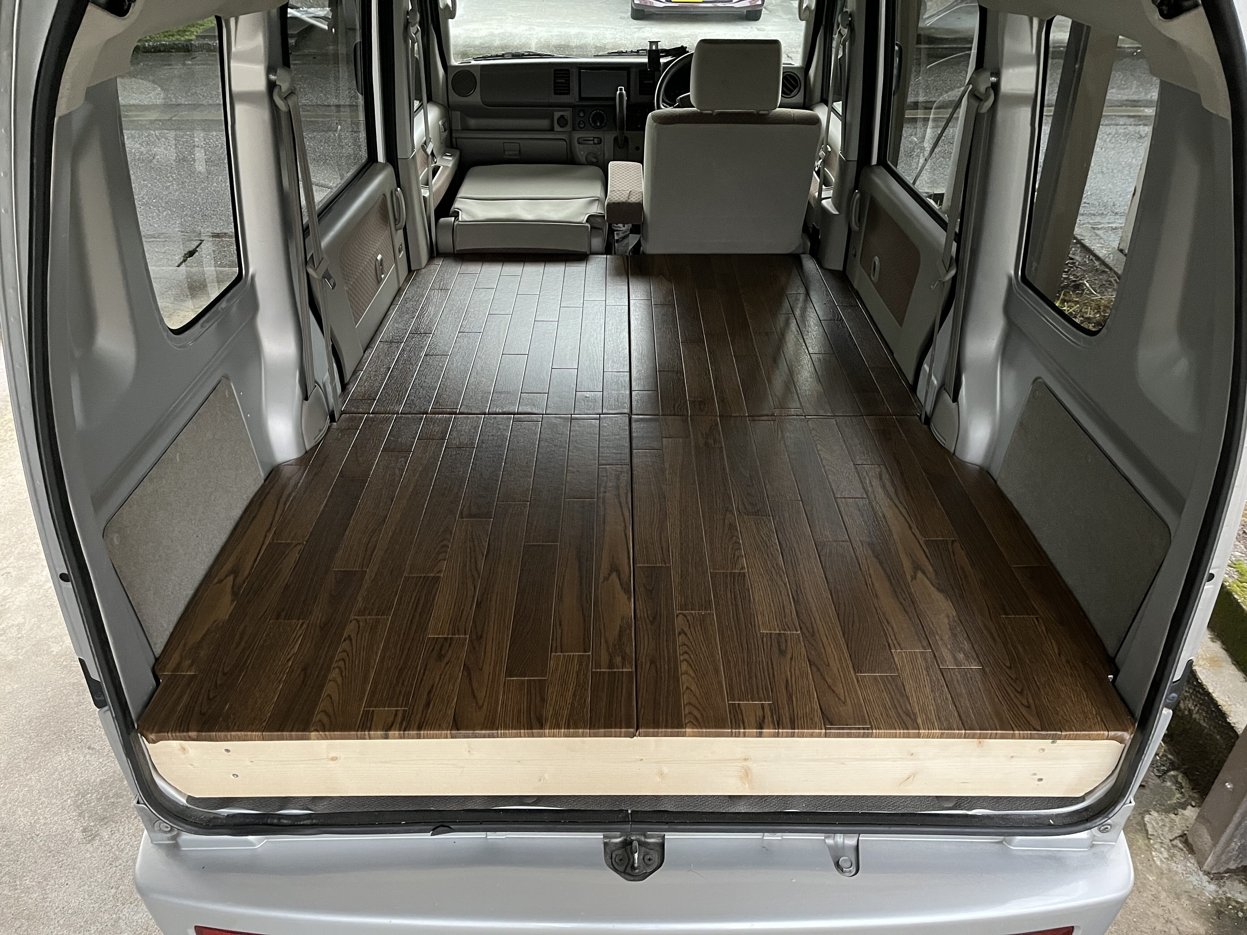 エブリイの荷室に木目調クッションフロアを貼って完成した車中泊用フラット床板