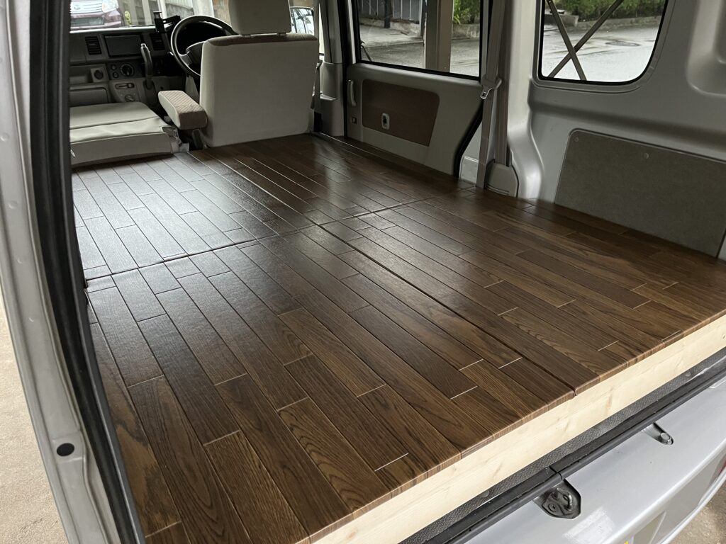 エブリイの荷室に木目調クッションフロアを貼って完成した車中泊用フラット床板