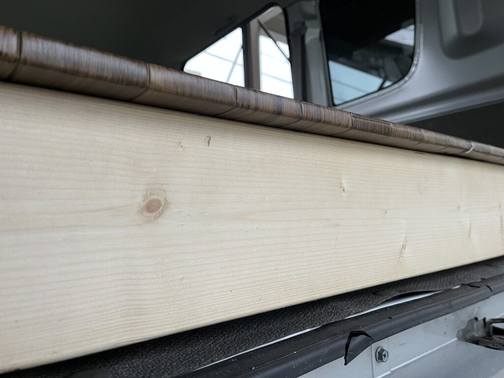 懸念していたが、気になるほどは床板が浮いていない様子