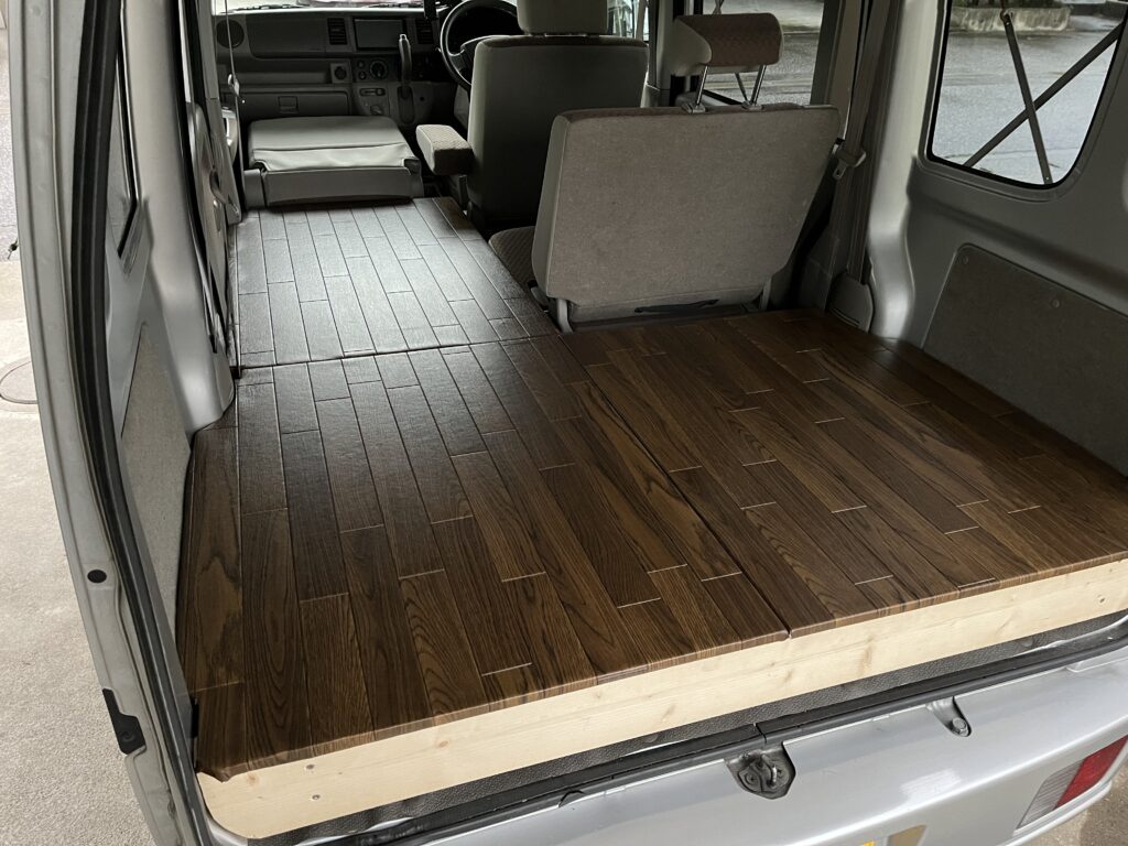 運転席側リアシートを起こし、L字運用にした様子