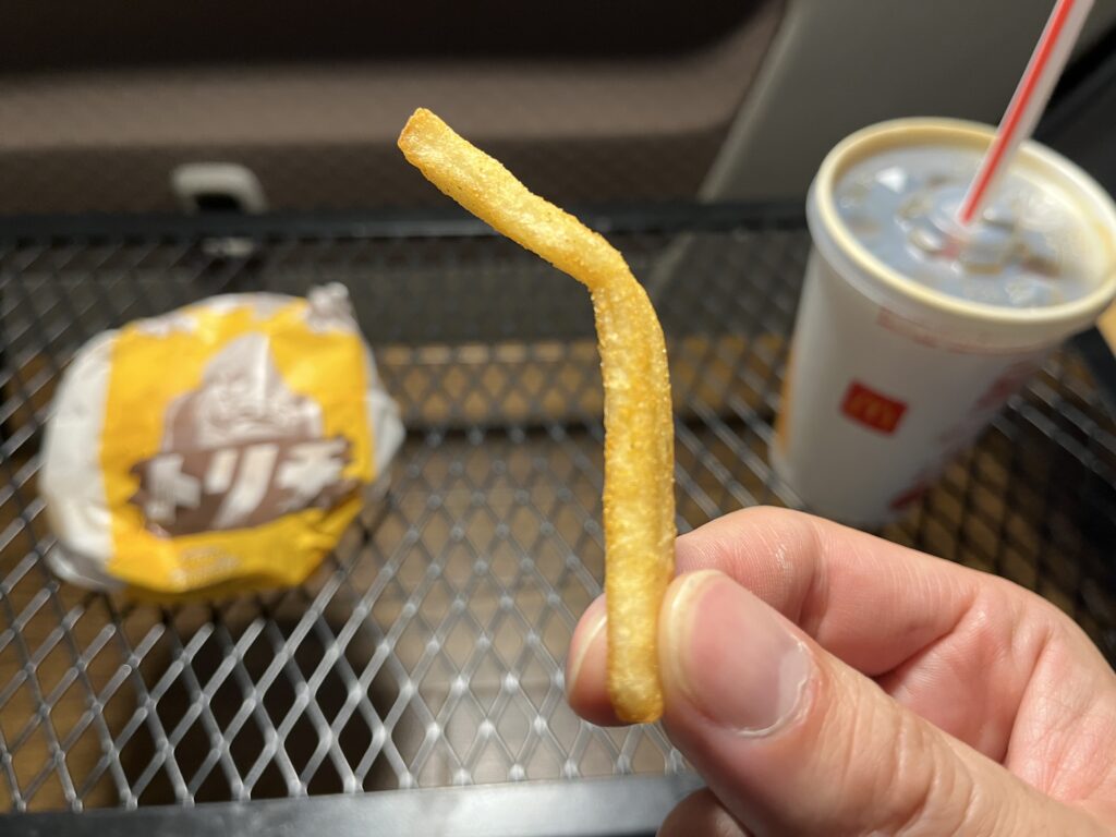 コンソメ味のシーズニングをシャカシャカしたポテト