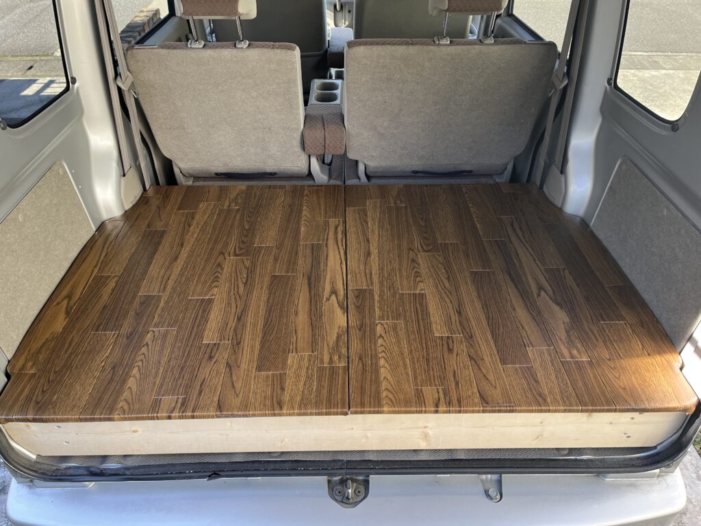 床下収納にキレイに前部床板が収まってスッキリしている様子