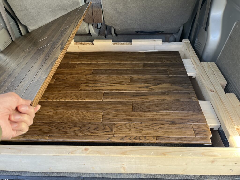 後部床下収納に前部床板2枚がスッキリ収納されている様子