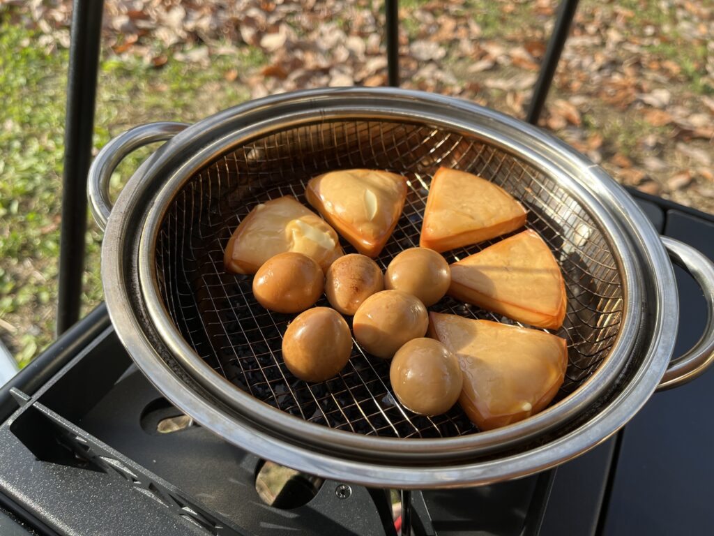 チーズとうずらの卵の燻製が完成した様子