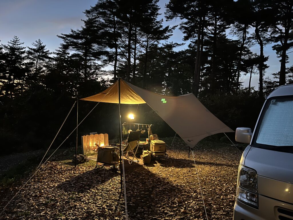 夜の時間が始まる閑乗寺公園キャンプ場の様子