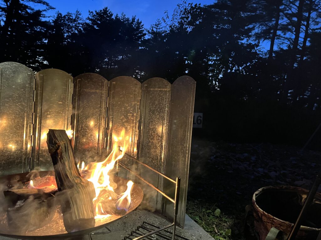 ブルーモーメントの空と焚き火の様子