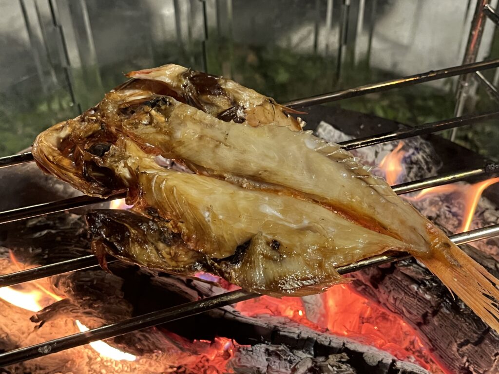 焚き火で焼いている干物の様子