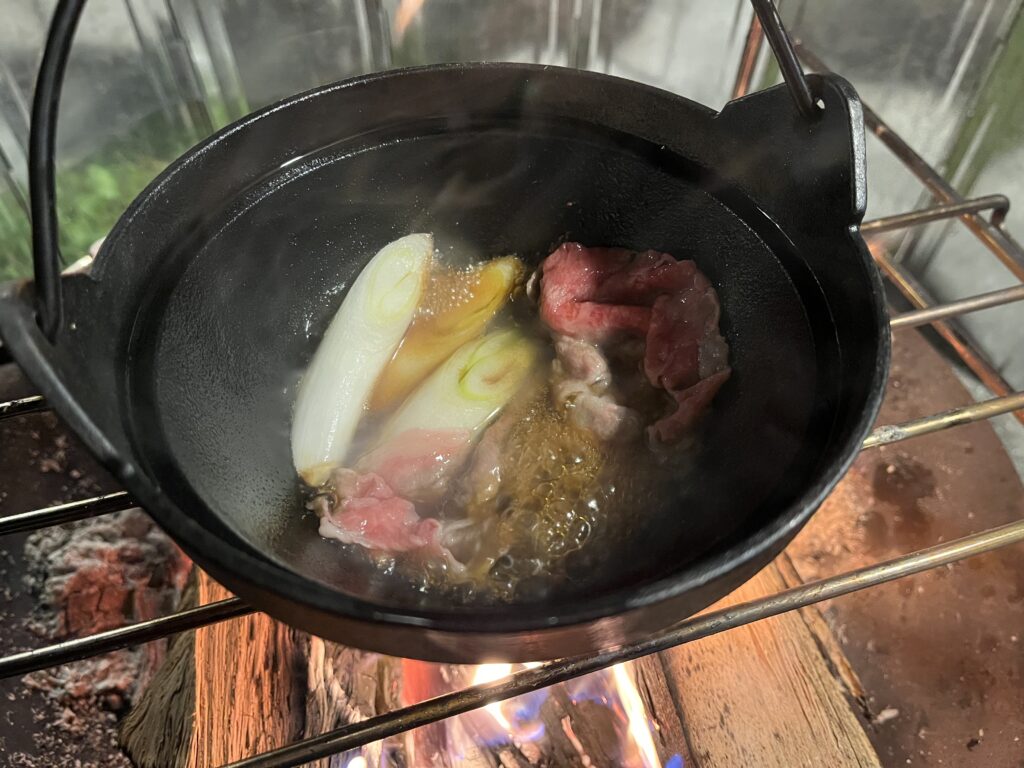 まずは佐賀牛だけの旨さを楽しむ様子