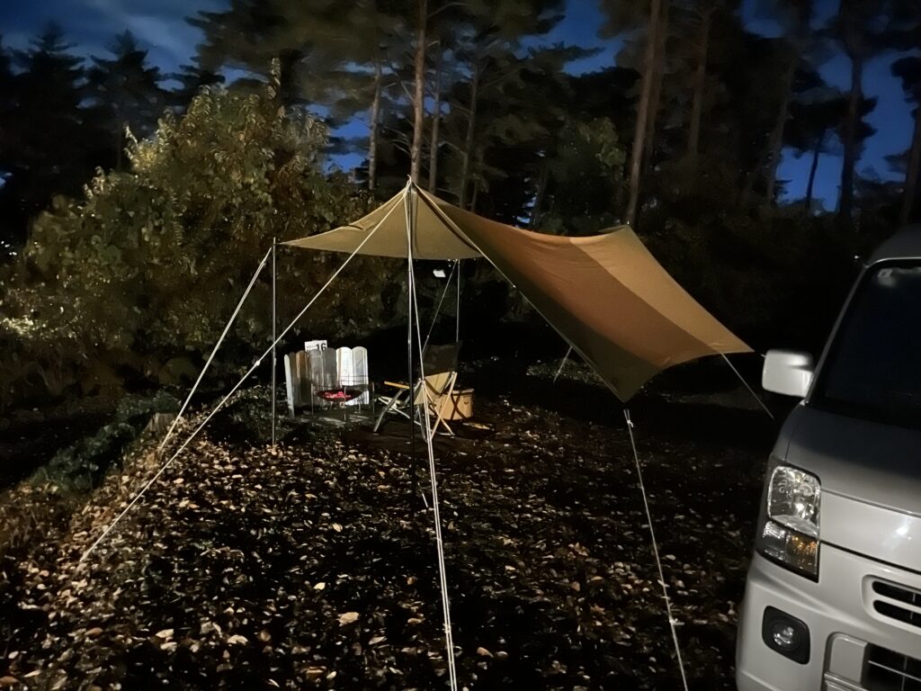 日暮れの静かなキャンプサイトの様子