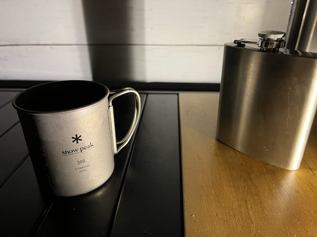 車内でウイスキーを飲む様子