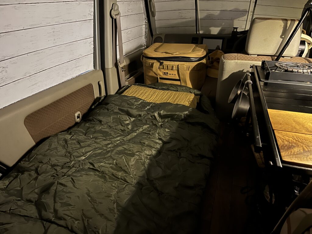 車中泊用にセットしたシュラフとマット