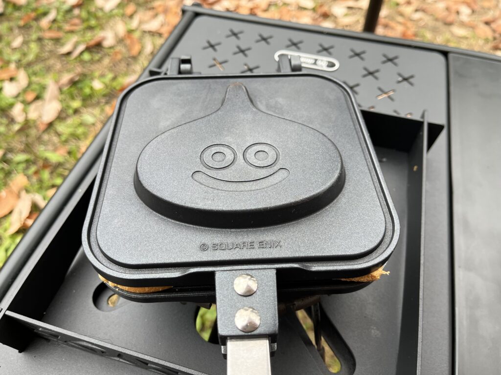 スライムホットサンドメーカーでホットサンドを焼いている様子