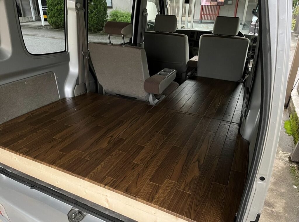 助手席側リアシートを起こし、L字運用にした様子