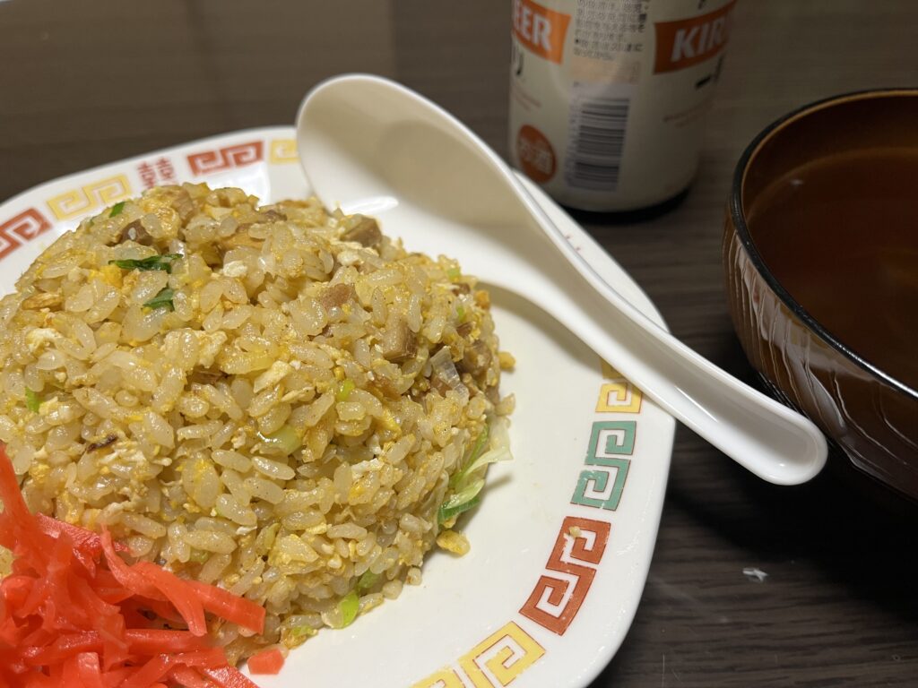 器に盛られた自家製ネギをみじん切りにして使ったチャーハン