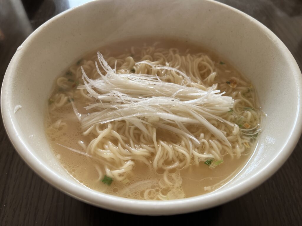 インスタントラーメンにトッピングで白髪ネギを乗せた様子