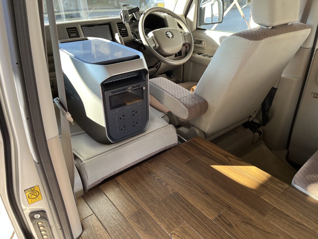 エブリイの助手席を倒した上に仮設置してみた様子