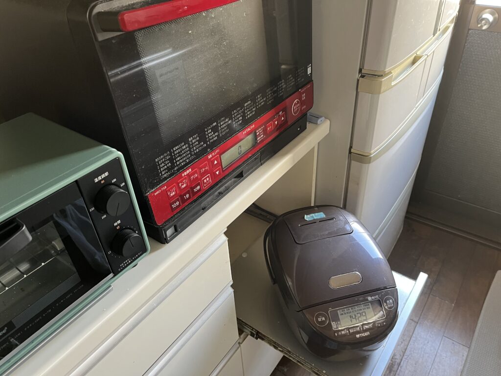 冷蔵庫、電子レンジ、オーブントースター、炊飯器が並んでいる我が家のキッチンの様子