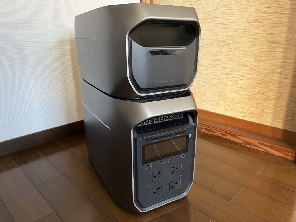 本体とエクストラバッテリーを積み重ねた様子